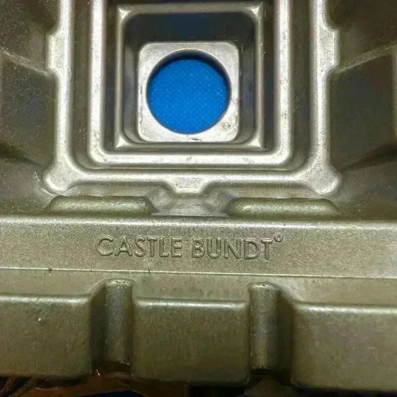 Nordic Ware 10 Cup Cast Aluminum Castle Bundt Cake Mold - Picture 3 of 5